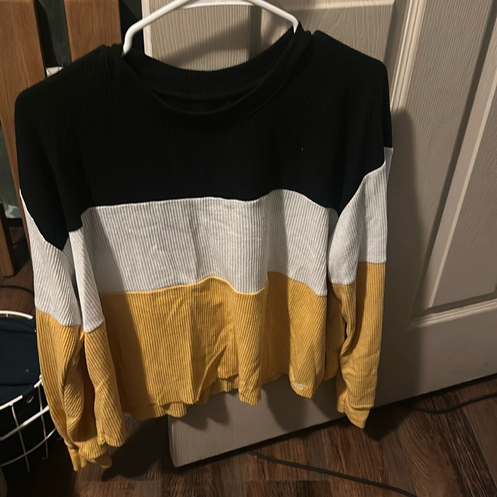 In great shape , hollister crop top sweater. Super cute!